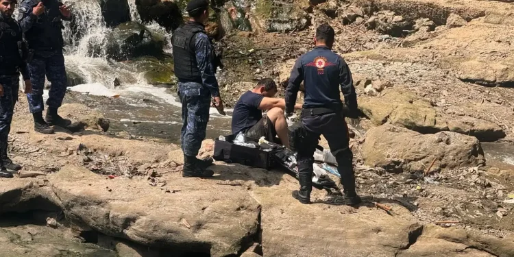O suspeito, apontado como foragido da Justiça, abandonou a motocicleta em plena fuga e saltou em direção a um igarapé. Foto: Reprodução