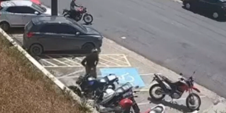 Dois suspeitos chegam ao local a bordo de outra motocicleta. Foto: Reprodução