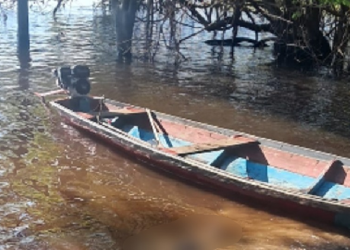 O corpo estava ao lado de uma canoa. Foto: Reprodução