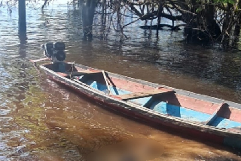 O corpo estava ao lado de uma canoa. Foto: Reprodução