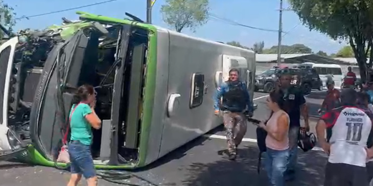 Vídeo: Ônibus tomba e deixa passageiros f3rid0s em plena avenida São Jorge nesta tarde
