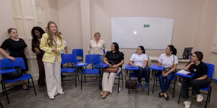 Thaisa Cidade acompanha início de curso inédito de Informática do Cetam para adolescentes com TEA