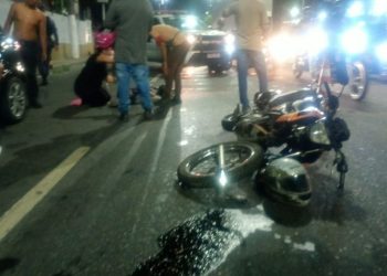 Motocicleta bate em Fiat Argo e deixa duas pessoas feridas na avenida Cosme Ferreira