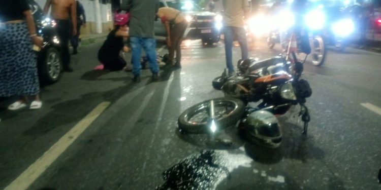 Motocicleta bate em Fiat Argo e deixa duas pessoas feridas na avenida Cosme Ferreira