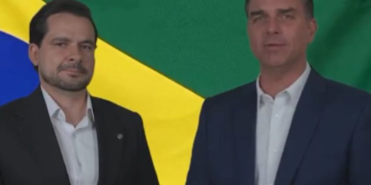 Flávio Bolsonaro declara apoio a Alberto Neto e pede voto para o “222” no Amazonas: 'preciso do capitão'