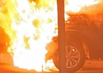 Carro de repórter pega fogo na avenida Darcy Vargas,