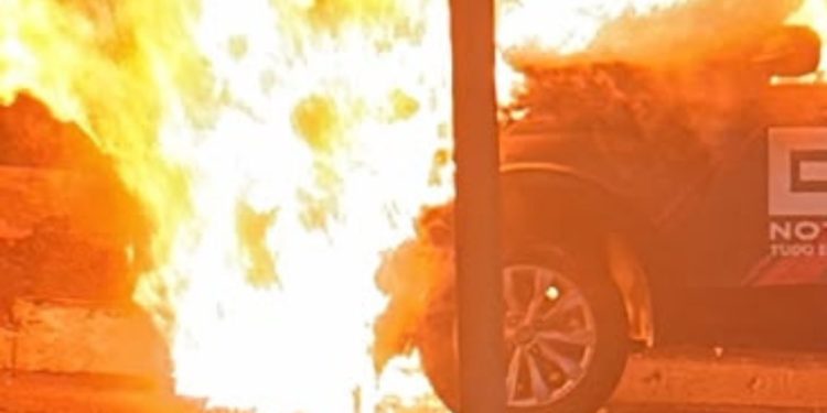 Carro de repórter pega fogo na avenida Darcy Vargas,