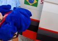 Bebê recém-nascido é deixado chorando na porta de uma casa no bairro Novo Aleixo