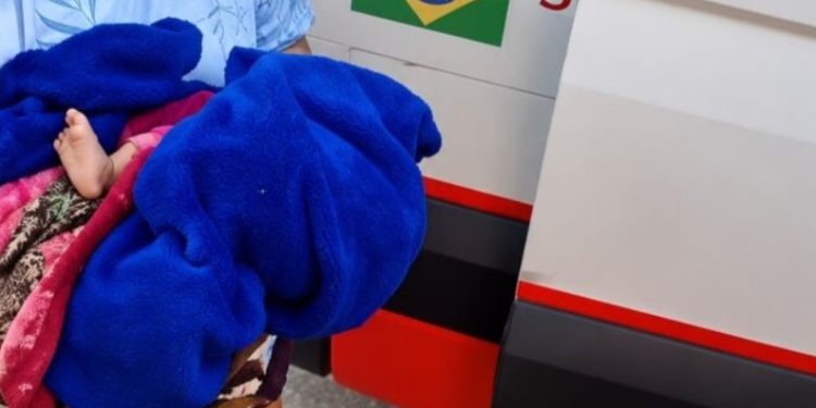 Bebê recém-nascido é deixado chorando na porta de uma casa no bairro Novo Aleixo