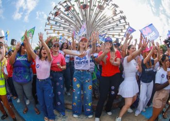 Apoiadores de Roberto Cidade realizam bandeiraços em todas as zonas de Manaus neste sábado (5)