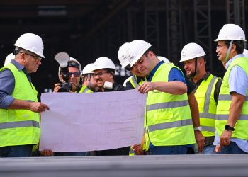 Roberto Cidade inspeciona construção de terminais flutuantes para comunidades do interior do Amazonas