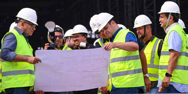 Roberto Cidade inspeciona construção de terminais flutuantes para comunidades do interior do Amazonas