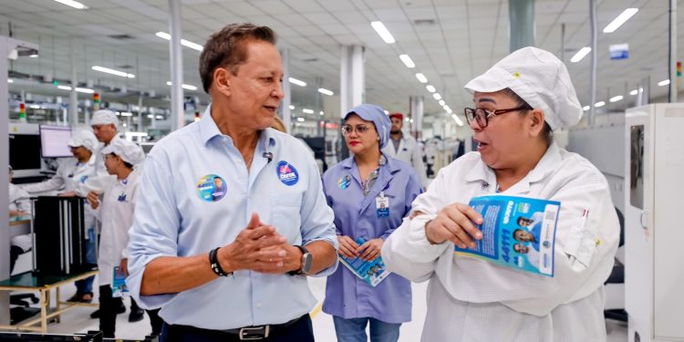 Em visita à Digitron, Adjuto Afonso defende fortalecimento da indústria no Amazonas