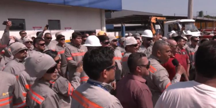 Terceirizados da Âmbar Energia protestam e afirmam que empresa não respeita direitos trabalhistas