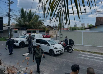 Atr0pel@ment0 na faixa de pedestres com cr1anç@ e responsável é registrado na frente de escola em Manaus