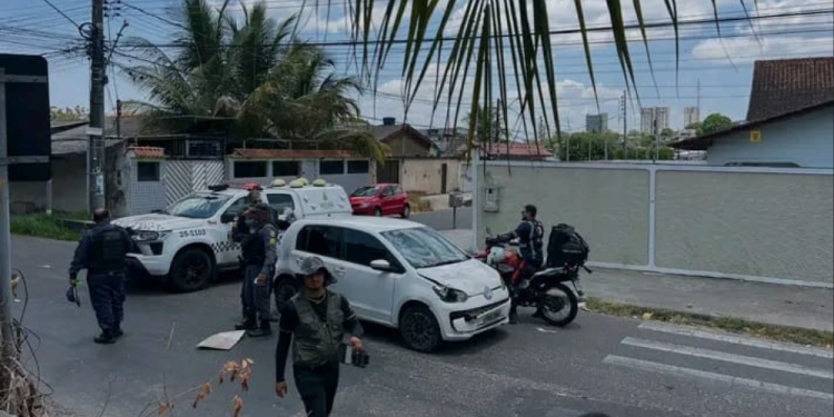 Atr0pel@ment0 na faixa de pedestres com cr1anç@ e responsável é registrado na frente de escola em Manaus