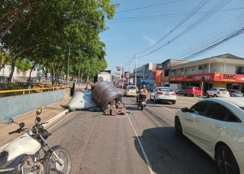 Duas bobinas com mais de 1 tonelada caem de carreta em movimento em plena avenida Brasil