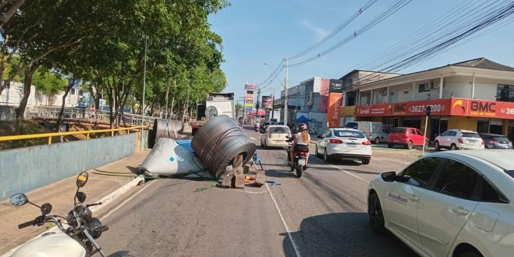 Duas bobinas com mais de 1 tonelada caem de carreta em movimento em plena avenida Brasil