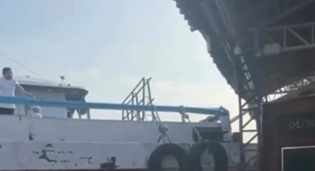 Vídeo: barco não consegue parar e destrói parte do porto de Jutaí no Amazonas