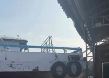 Vídeo: barco não consegue parar e destrói parte do porto de Jutaí no Amazonas