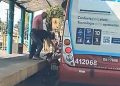 Vídeo: motoqueiro consegue a façanha de ficar preso entre ônibus e plataforma em Manaus