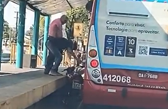Vídeo: motoqueiro consegue a façanha de ficar preso entre ônibus e plataforma em Manaus