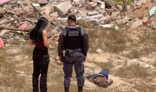 Vídeo: Funcionários de posto encontram homem m0rt0 em área de mata na Zona Norte de Manaus