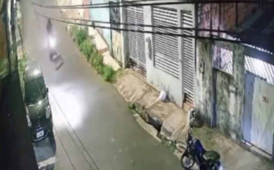 Vídeo: Motociclista fica ferid0 e cão m0rr3 após ser acertado por ele no bairro Alvorada