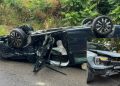 Carro avança cruzamento, capota e motorista fica preso nas ferragens em Manaus