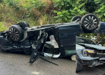 Carro avança cruzamento, capota e motorista fica preso nas ferragens em Manaus