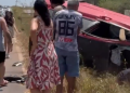 Vídeo: Duas pessoas ficam fer1da após carro cap0tar três vezes na AM-070