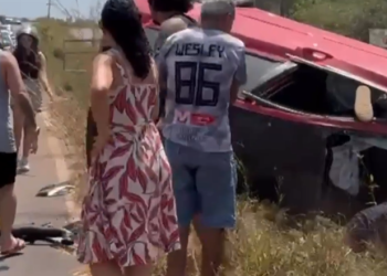 Vídeo: Duas pessoas ficam fer1da após carro cap0tar três vezes na AM-070
