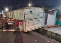 Vídeo: contêiner tomba de cima da carreta e esmaga comércio em Manaus 