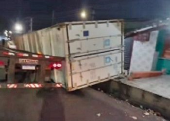 Vídeo: contêiner tomba de cima da carreta e esmaga comércio em Manaus 