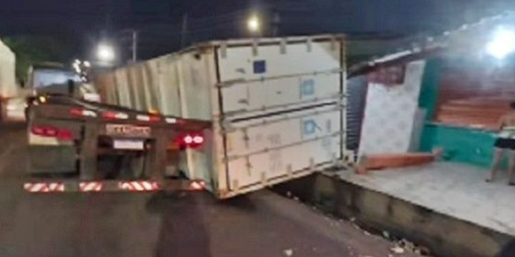 Vídeo: contêiner tomba de cima da carreta e esmaga comércio em Manaus 