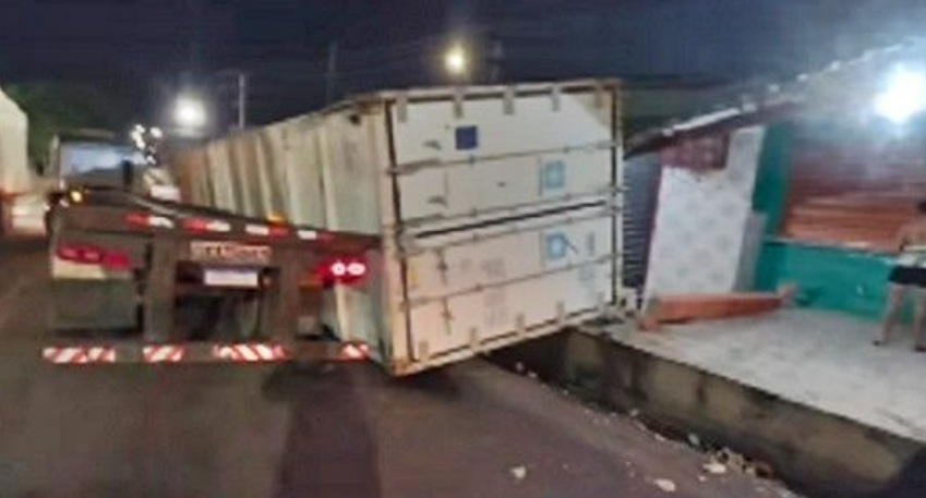 Vídeo: contêiner tomba de cima da carreta e esmaga comércio em Manaus
