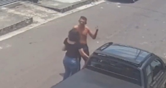 Vídeo: homem dá soc0 em mulher e ameaça vizinhos em Manaus: ‘sou faixa-preta de jiu-jitsu’
