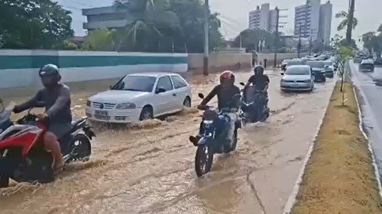 Vídeo: adutora rompe na Coronel Teixeira e água invade pista em Manaus