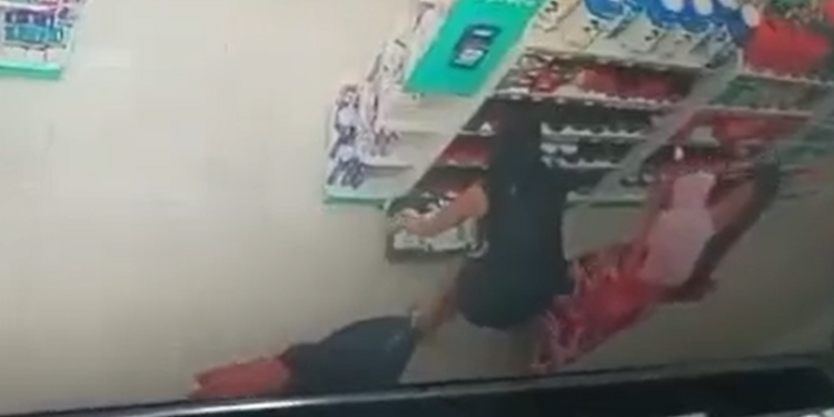 Mulheres agem com organização e furt@m vários produtos de drogaria em Manaus; veja