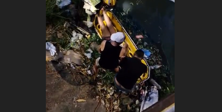 Idosa bebe todas, c@i no igarapé e bombeiros a resgatam no bairro Petrópolis; veja