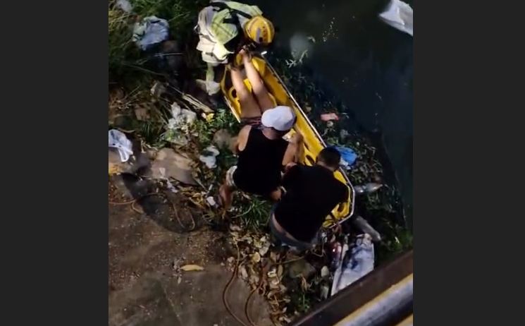Idosa bebe todas, c@i no igarapé e bombeiros a resgatam no bairro Petrópolis; veja