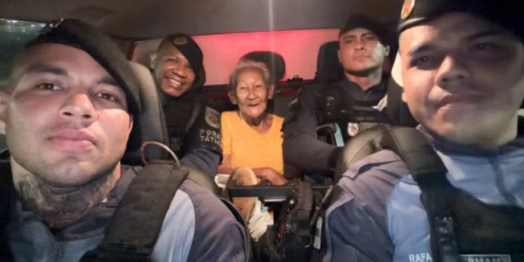 Vídeo: descalça, idosa se perde na chuva em Manaus mas é salva pela Força Tática