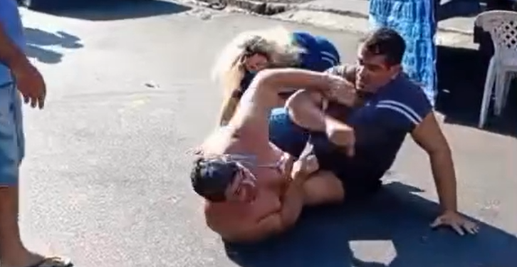 Irmãos caem na p0rrada em feira do bairro Alvorada e povo diz: ‘Satanás é sagaz’; veja