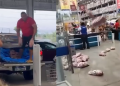Vídeo: Rev0ltado, homem estaciona na porta de supermercado e joga linguiças estragadas no chão