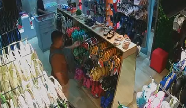 Veja momento em que ladrã0 finge ser cliente e furta mais de R$ 7 mil em sandálias em Manaus; vídeo