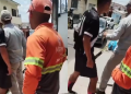 Vídeo mostra motorista de caminhão de lixo levando s0c0 de homem no meio da rua no Coroado; veja