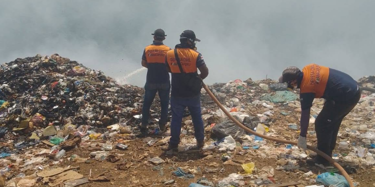 Incêndio em lixão de Manacapuru segue fora de controle há mais de quatro dias e am3aça ribeirinhos