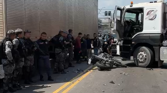 Vídeo: Policial da Rocam se segura em para-choque de carreta para não ser atr0pelad0 após ac1dente em Manaus