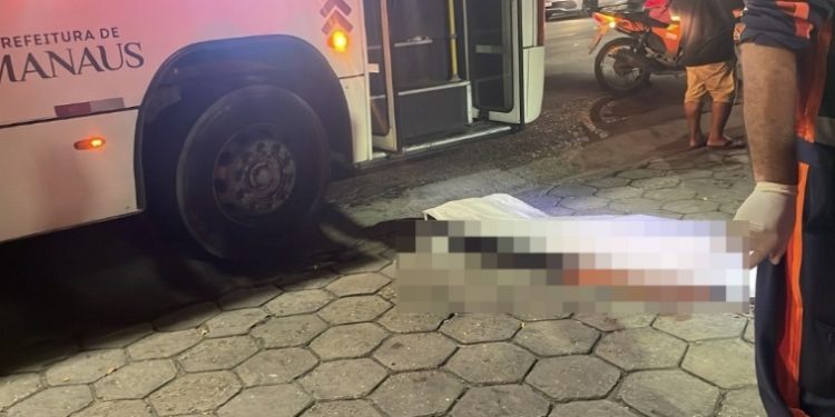 Motorista de 44 anos m0rre esfaquead0 dentro do ônibus em Manaus