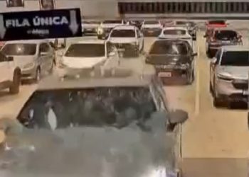 Veja momento em que motorista se atrapalha e invade drogaria no supermercado Nova Era, em Manaus